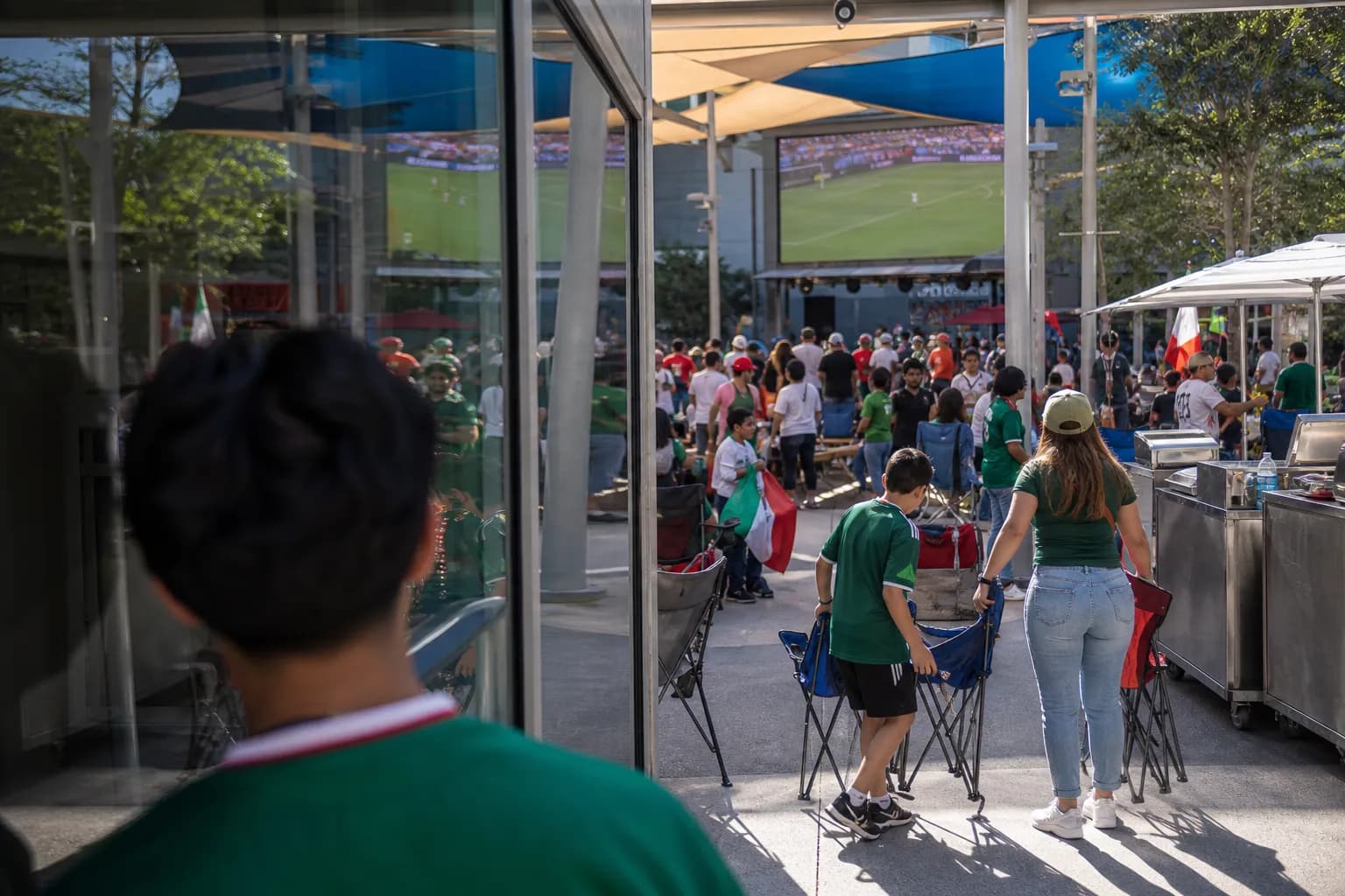 Where Can Los Angeles Watch When Is World Cup 2026 Tonight Without a Stadium Ticket for Free Screens? - bright varied World Cup viewing scene 3