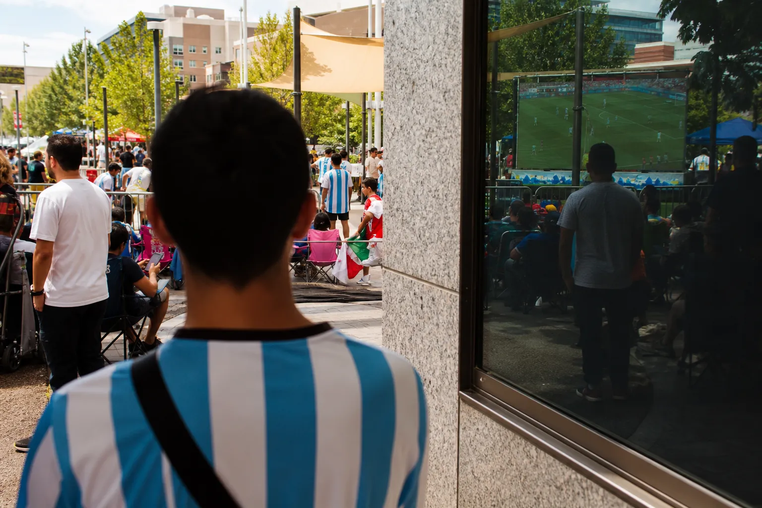 Can Philadelphia Make World Cup Final 2026 Work as a Watch Party? - bright varied World Cup viewing scene 2