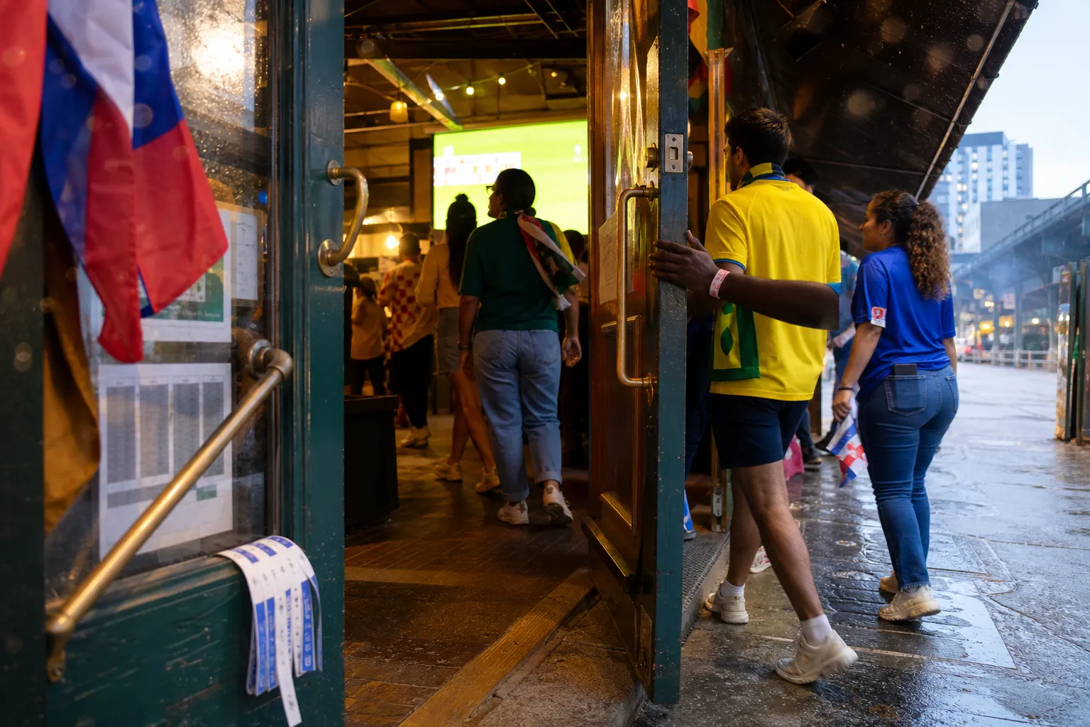 Can Long Island City NYC Make Games World Cup 2026 Work as a Bar-Free Watch Night? - bright varied World Cup viewing scene 1