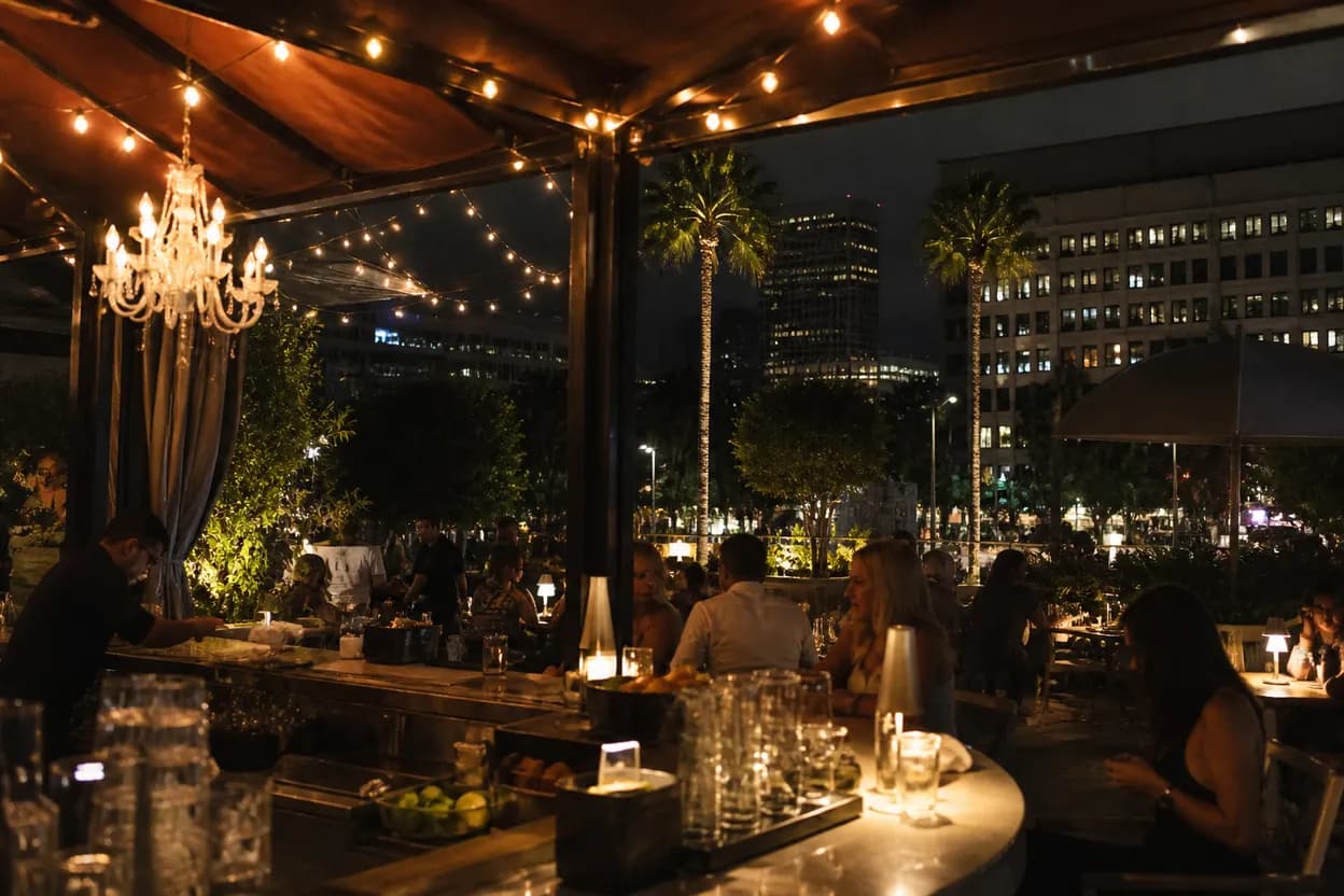 Realistic city scene for the last house: Where Los Angeles Groups Can Eat Smoothly