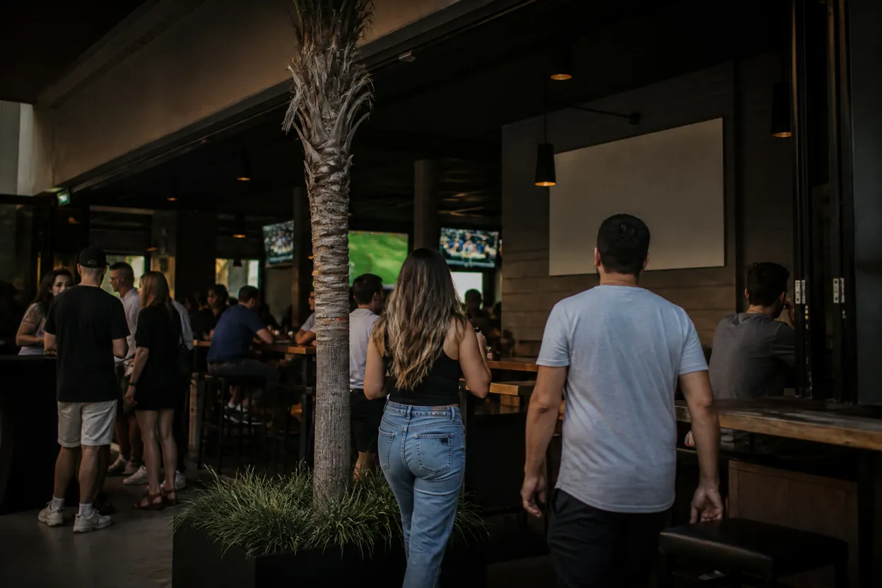 Los Angeles experience scene for Los Angeles Pubs to Catch the Arsenal vs Dortmund Match Live