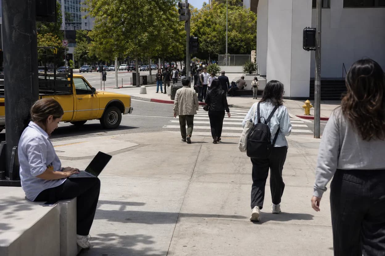 Los Angeles experience scene for verizon outage: LA Workday Backup and Charging Guide