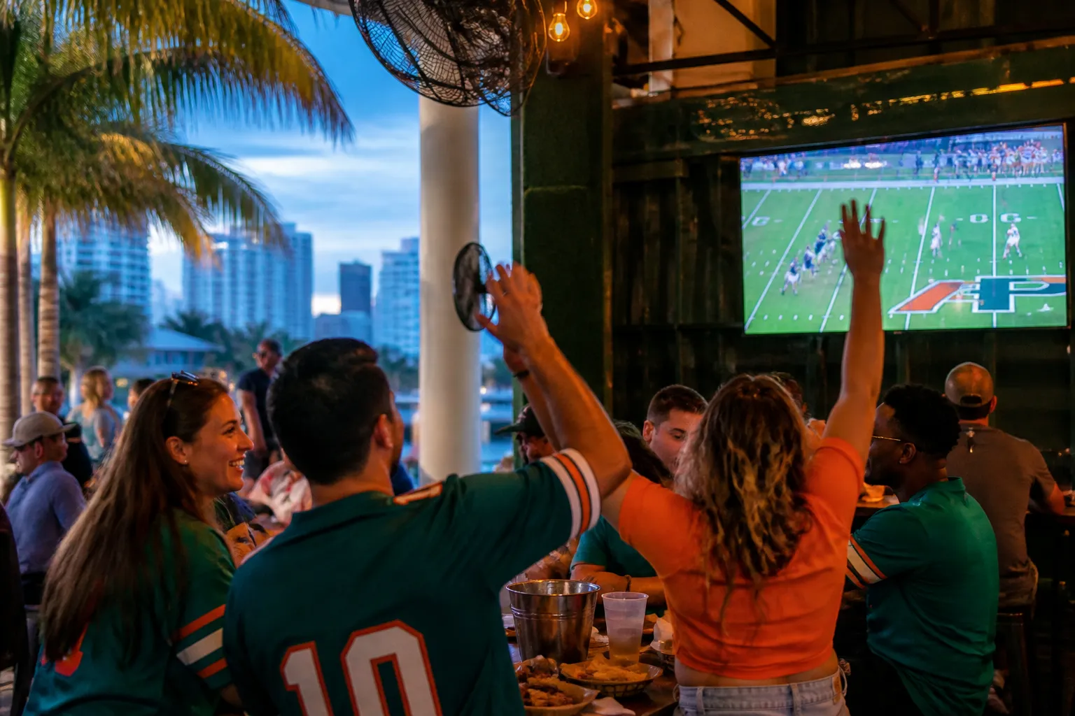 Local scene for nfl Watch Parties Near Miami Transit and Late Food in Miami