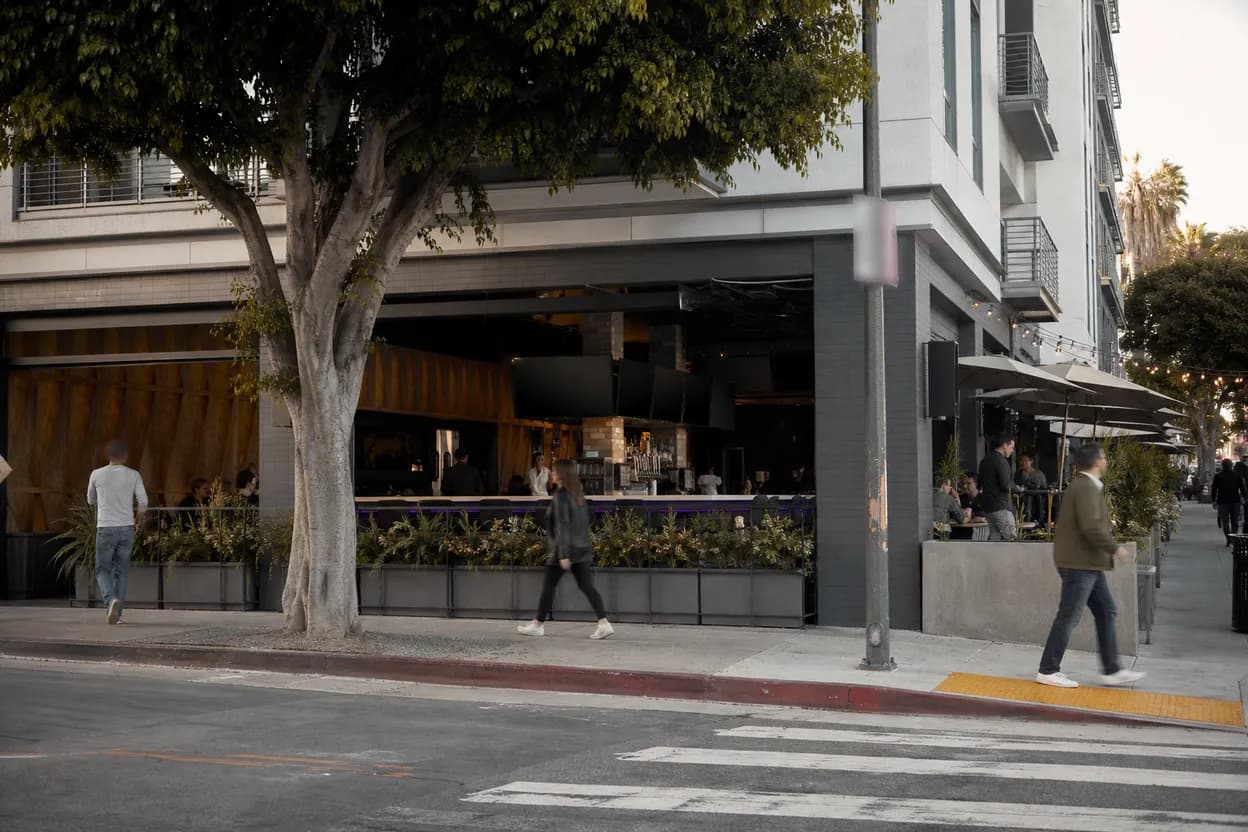 Cover scene for Finding the Best Sports Bar to Watch Tigers vs Giants in LA