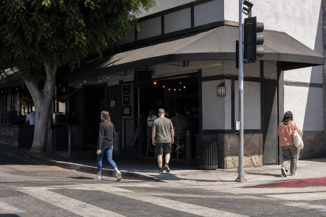 Cover scene for Los Angeles Pubs to Catch the Arsenal vs Dortmund Match Live