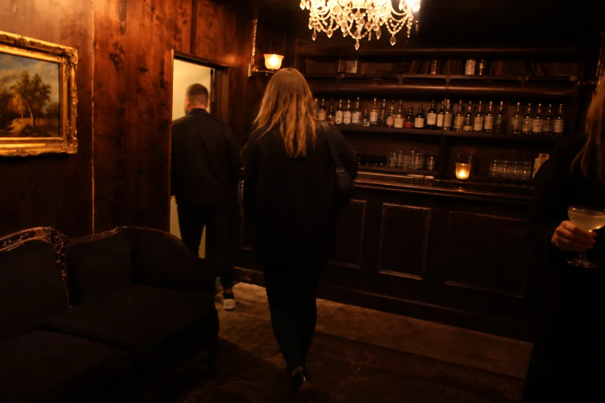 Los Angeles experience scene for Dining with Discretion: LA Restaurants Prioritizing Privacy, Not Chris Hansen's Investigations