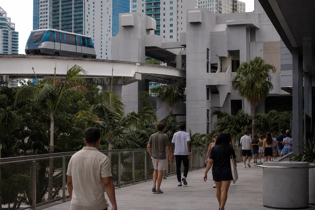 Miami experience scene for Miami Brickell-to-Wynwood route for topps chrome update basketball collectors