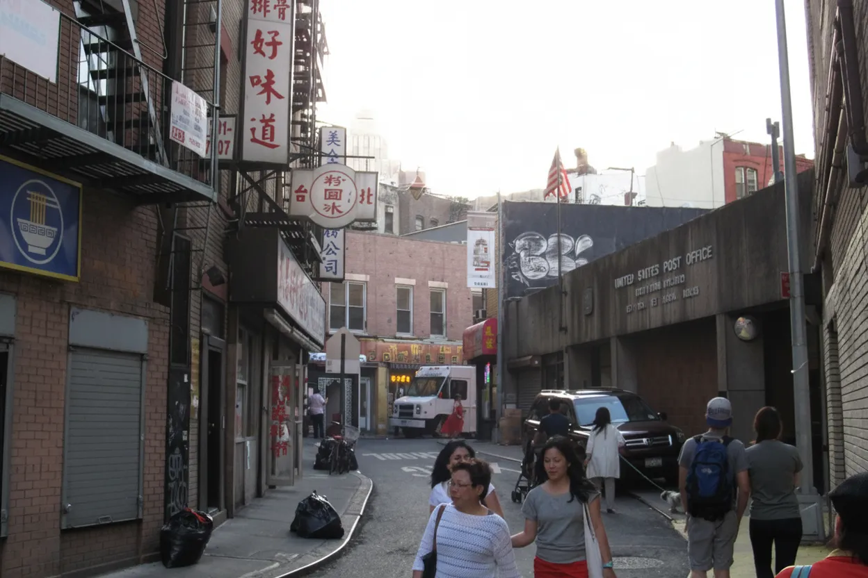 Doyers Street in Manhattan Chinatown for a dim sum route