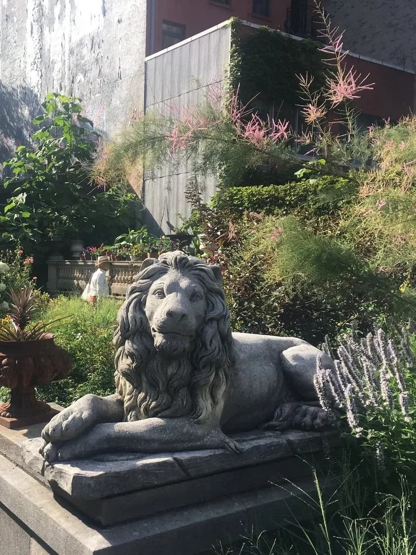 Find Nolita's Hidden Sculpture Garden on a Bagel-and-Gelato Walk
