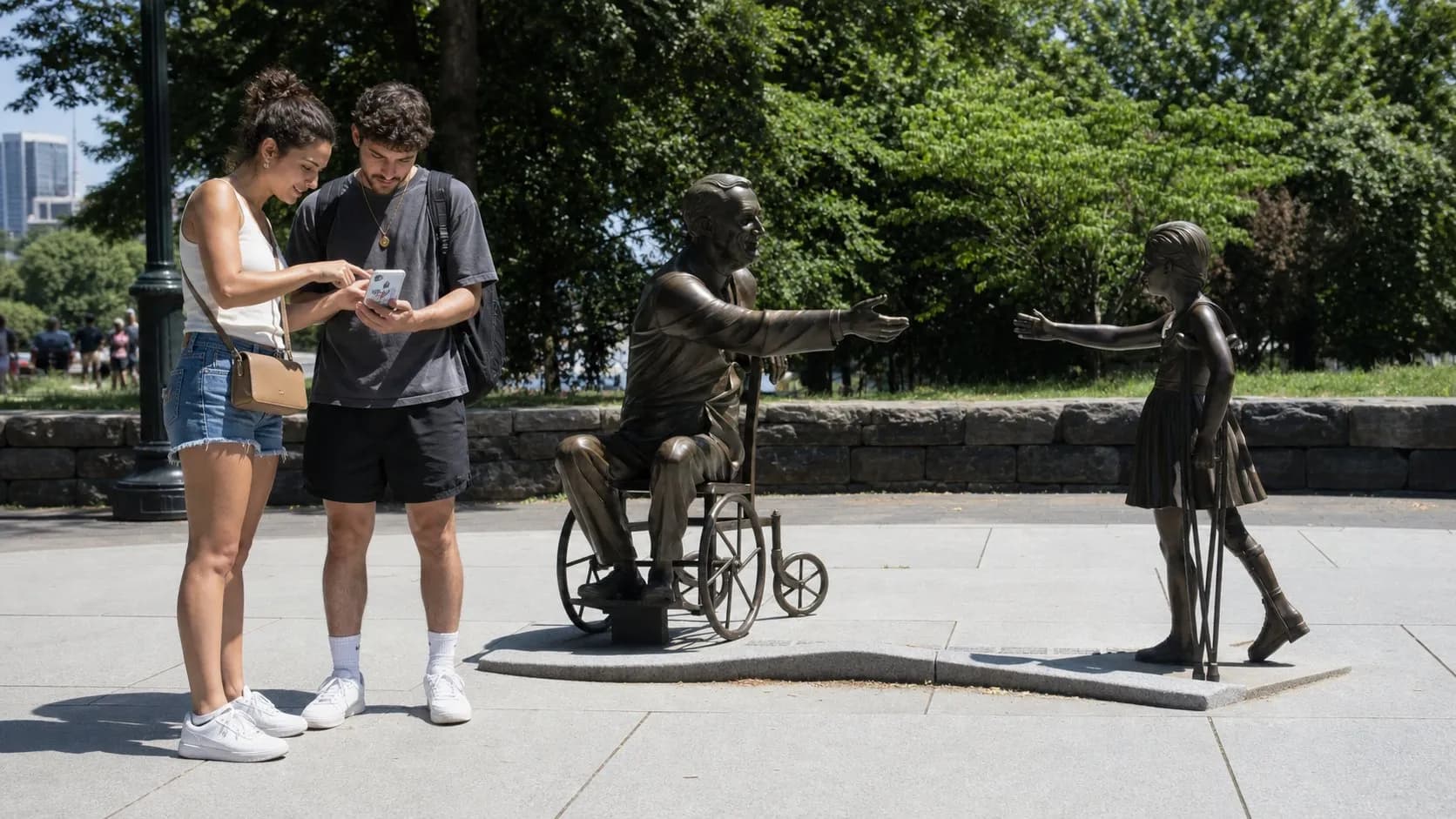 A real city moment showing Karpo helping someone act after using Elicit