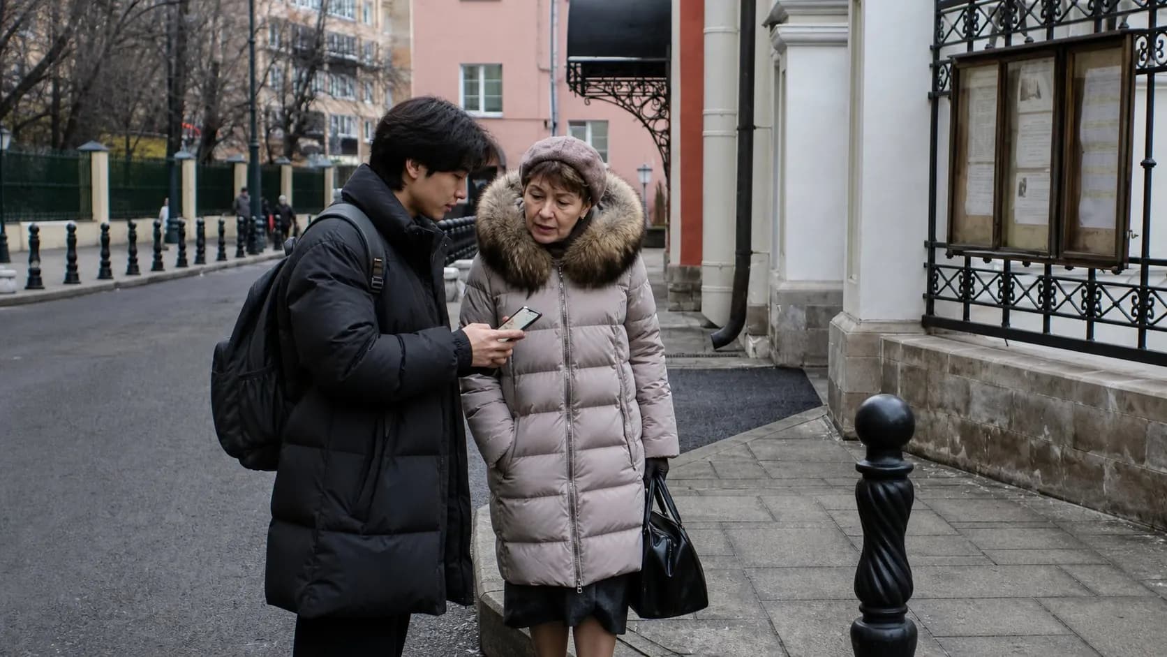 A real city moment showing Karpo helping someone act after using Gliglish