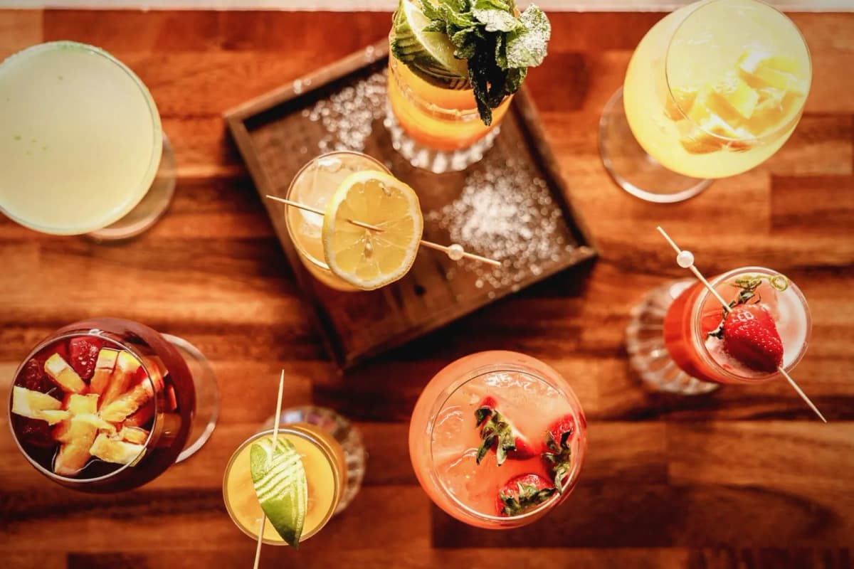 Agenda cocktails table