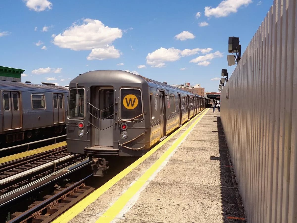Astoria 30th avenue station w train
