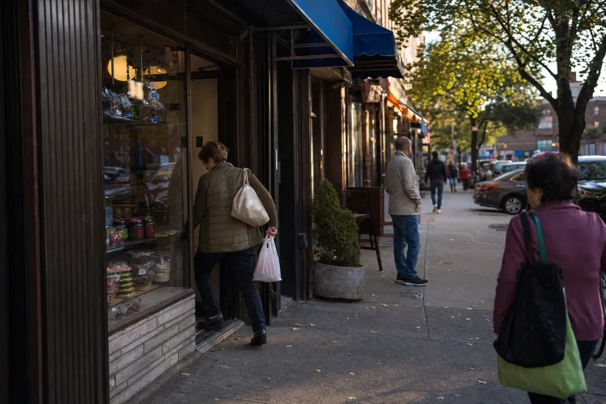 NYC experience scene for Artuso Pastry Shop: Bronx Cannoli Pickup Before a Backyard Birthday