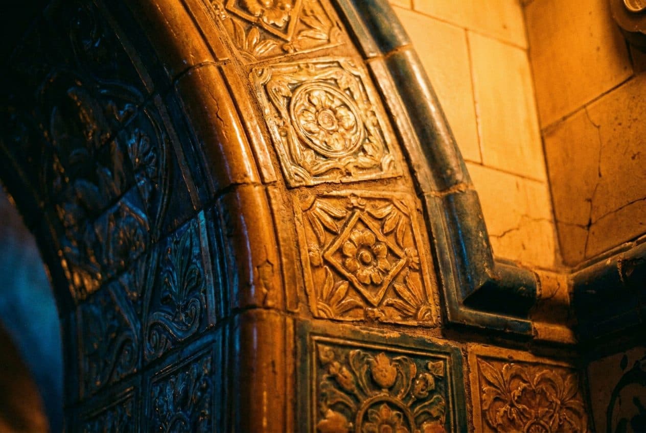 The City Hall Subway Station Tour That Sells Out in Hours and Reveals a Vaulted Ceiling Unchanged Since 1904 - scene