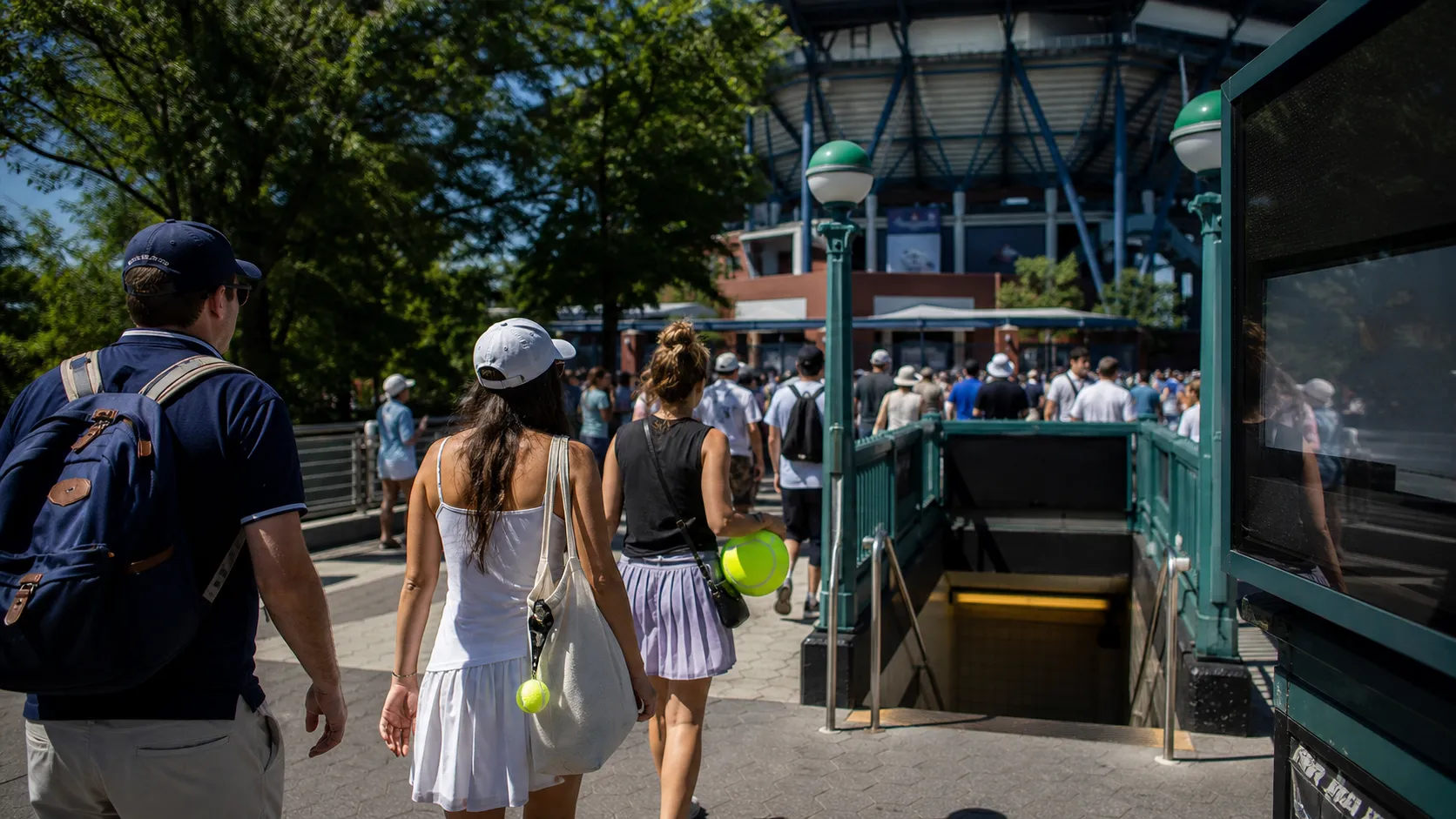Bright US Open tennis atmosphere illustrating Best Hotels Near the US Open for Easy Subway Access.
