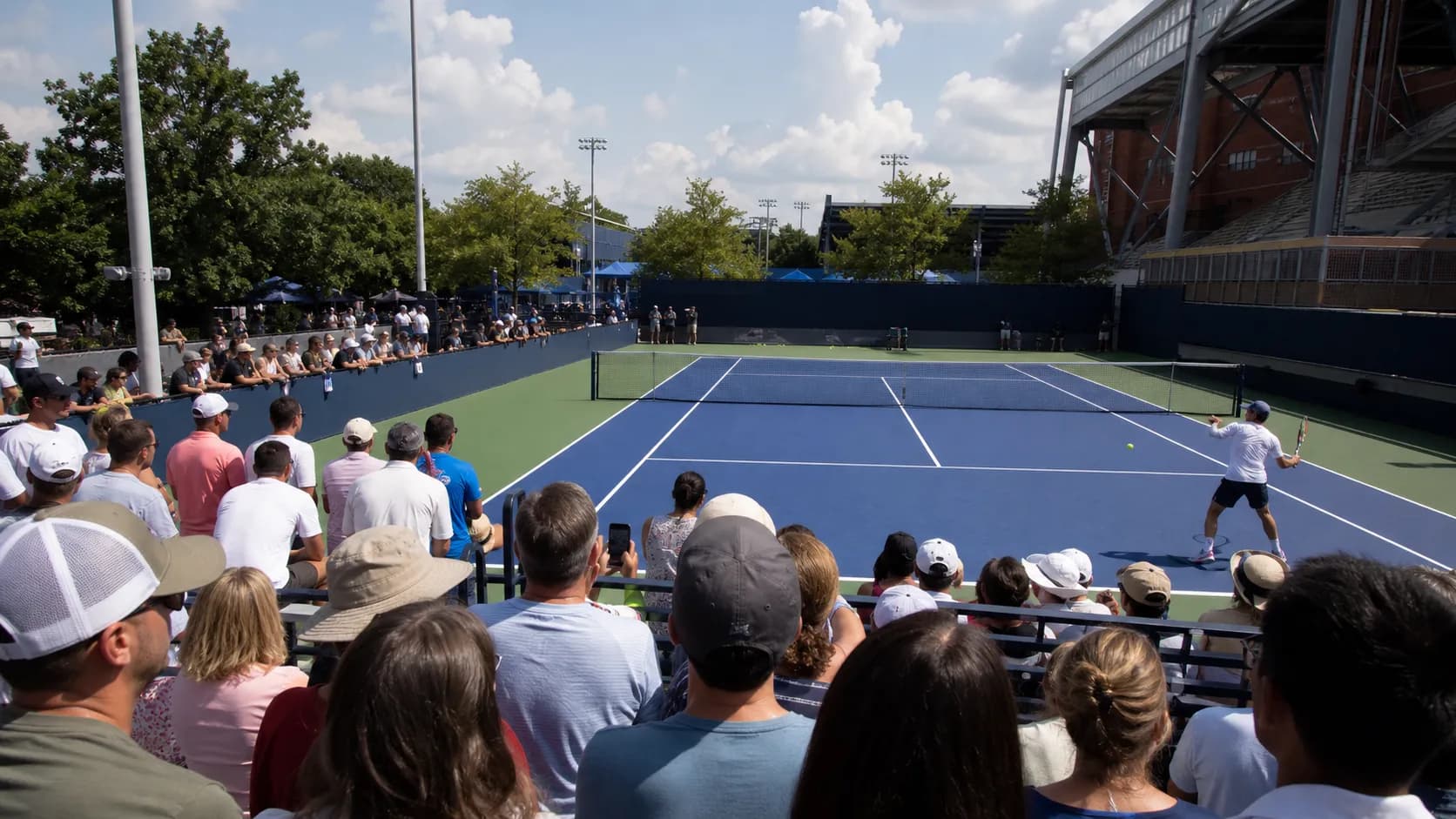 Bright US Open tennis atmosphere illustrating Best US Open Practice Courts for Seeing Top Players.