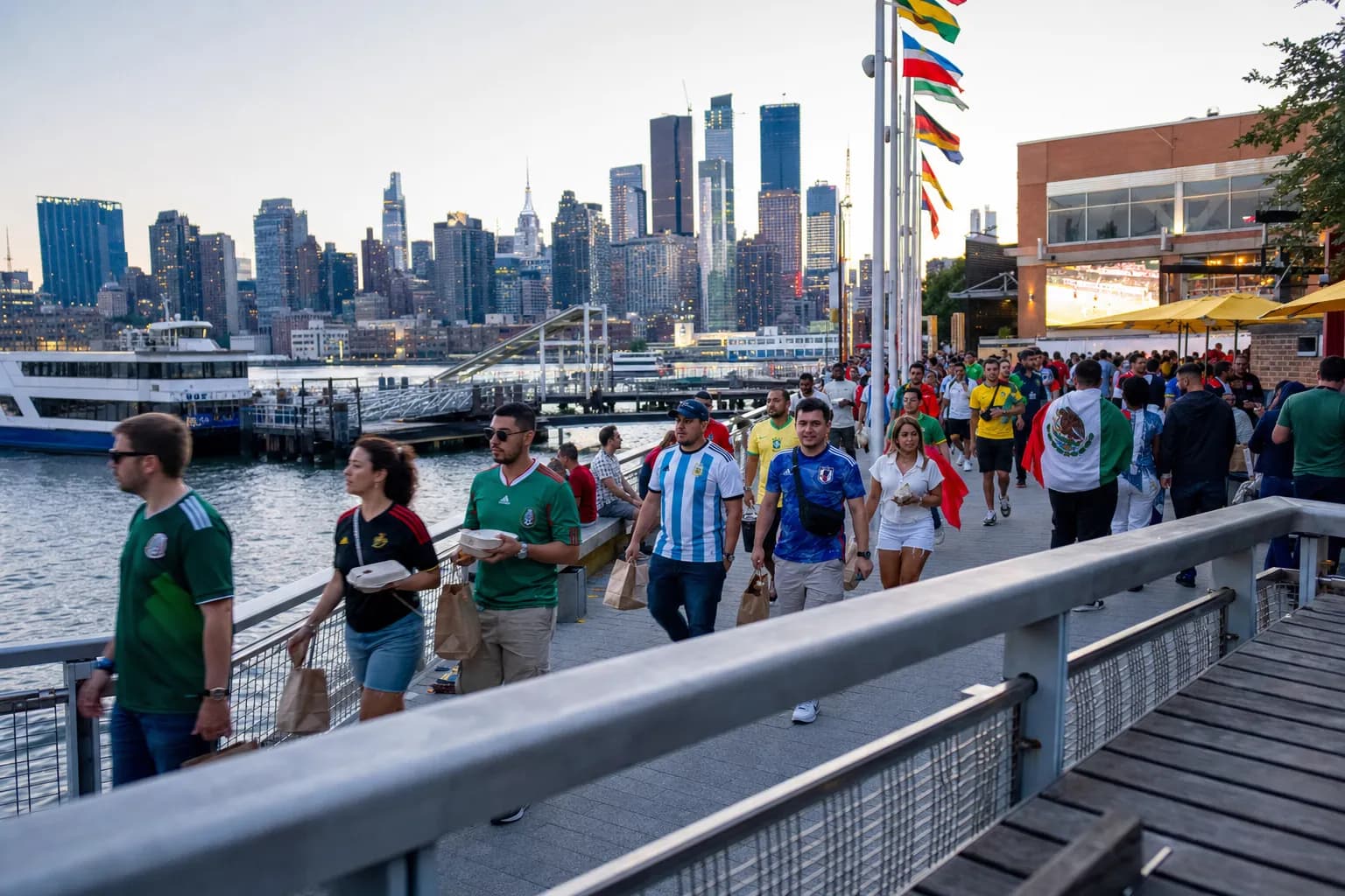 Can Long Island City NYC Make Games World Cup 2026 Work as a Late Match Dinner Screen? - diverse bright World Cup scene 2