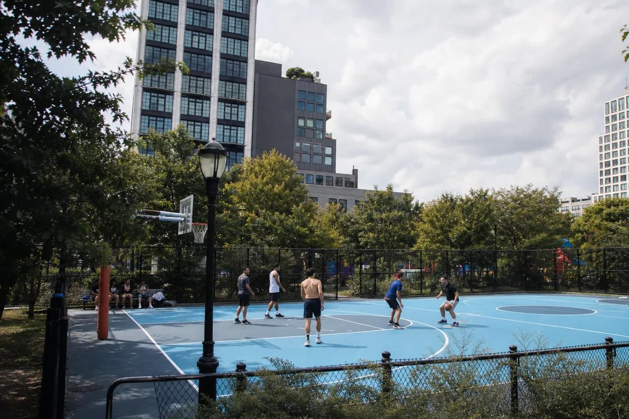 Cover scene for Chelsea Waterside Park Basketball: A Step-Free Half-Court Hang Near the Hudson