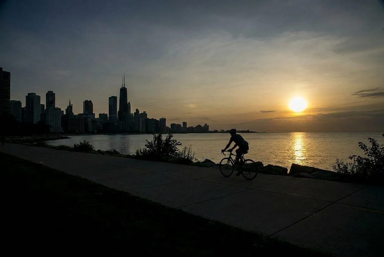Chicago Lakefront Trail Sunrise Bike Ride from Montrose to Navy Pier and the 5:45am First-Light Window: A Fresh Field Note