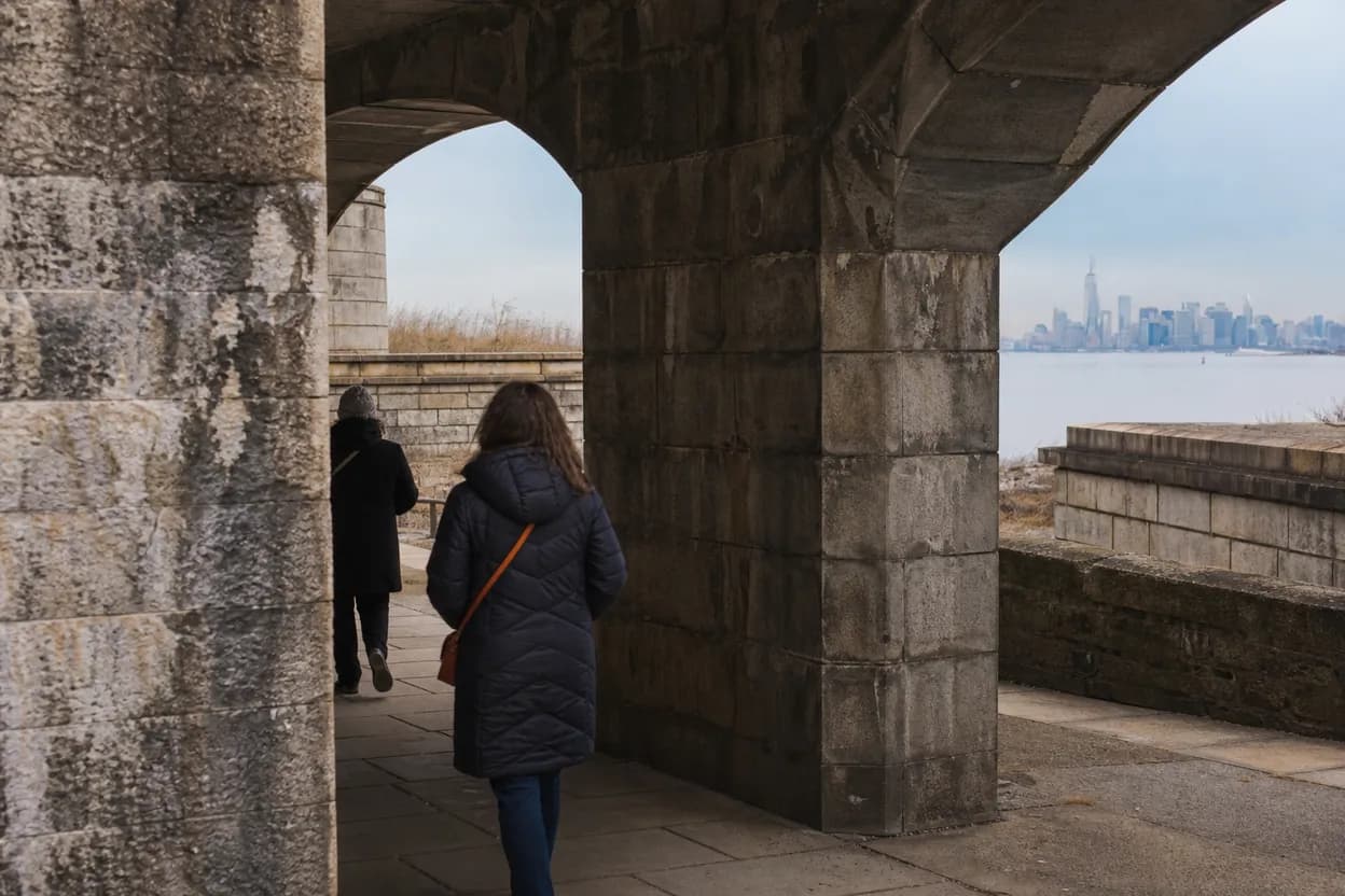 NYC experience scene for Fort Wadsworth Overlook: A Breezy Harbor Walk Before the Heat Builds