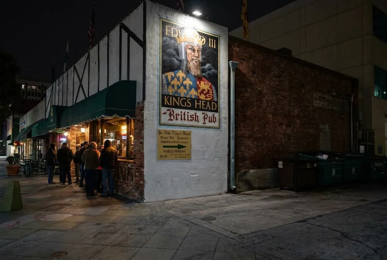 Ye Olde King's Head British pub exterior at night on Santa Monica Boulevard, one block from the pier