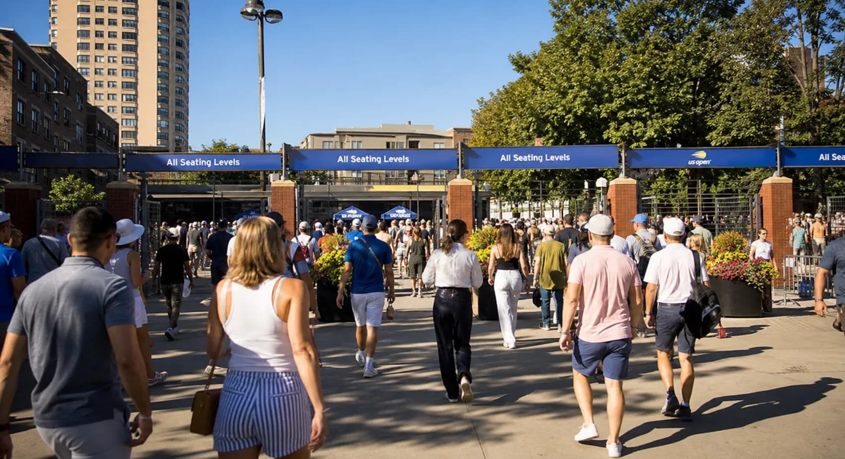 Bright US Open tennis atmosphere illustrating How Early Should You Arrive for the US Open?.