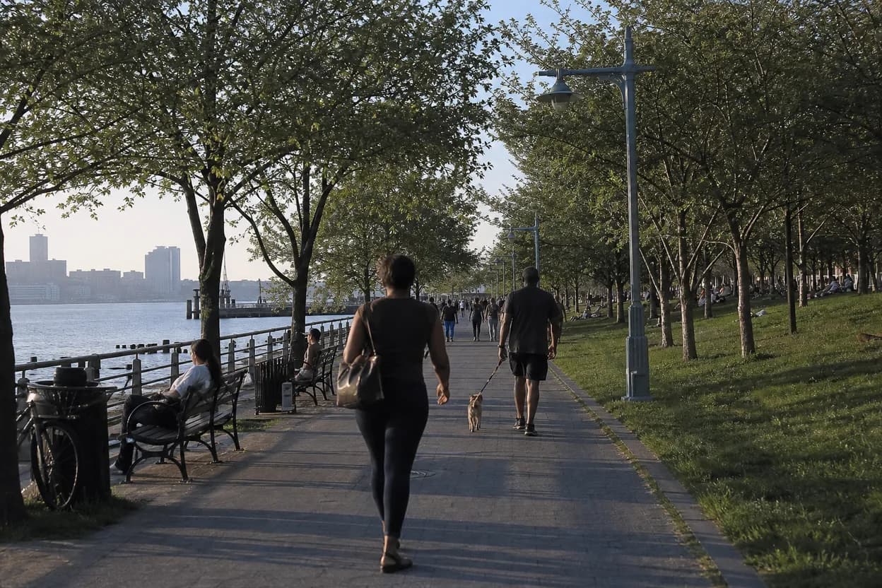 NYC experience scene for Hudson River Greenway Skate Night: A Flat Route for Friends Who Need Space