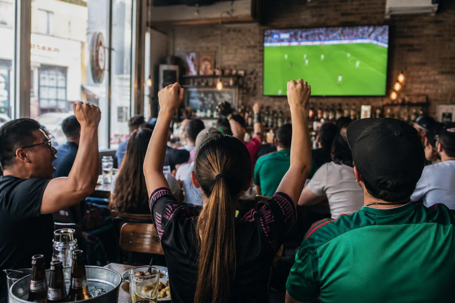 Local scene for fc dallas - querétaro: LA Soccer Watch Party Venue Sound Comparison in Los Angeles