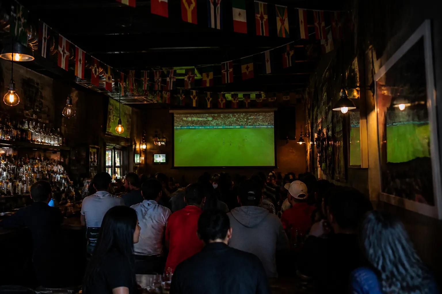 Distinct real-scene reference image for LA local plan around man united vs leeds