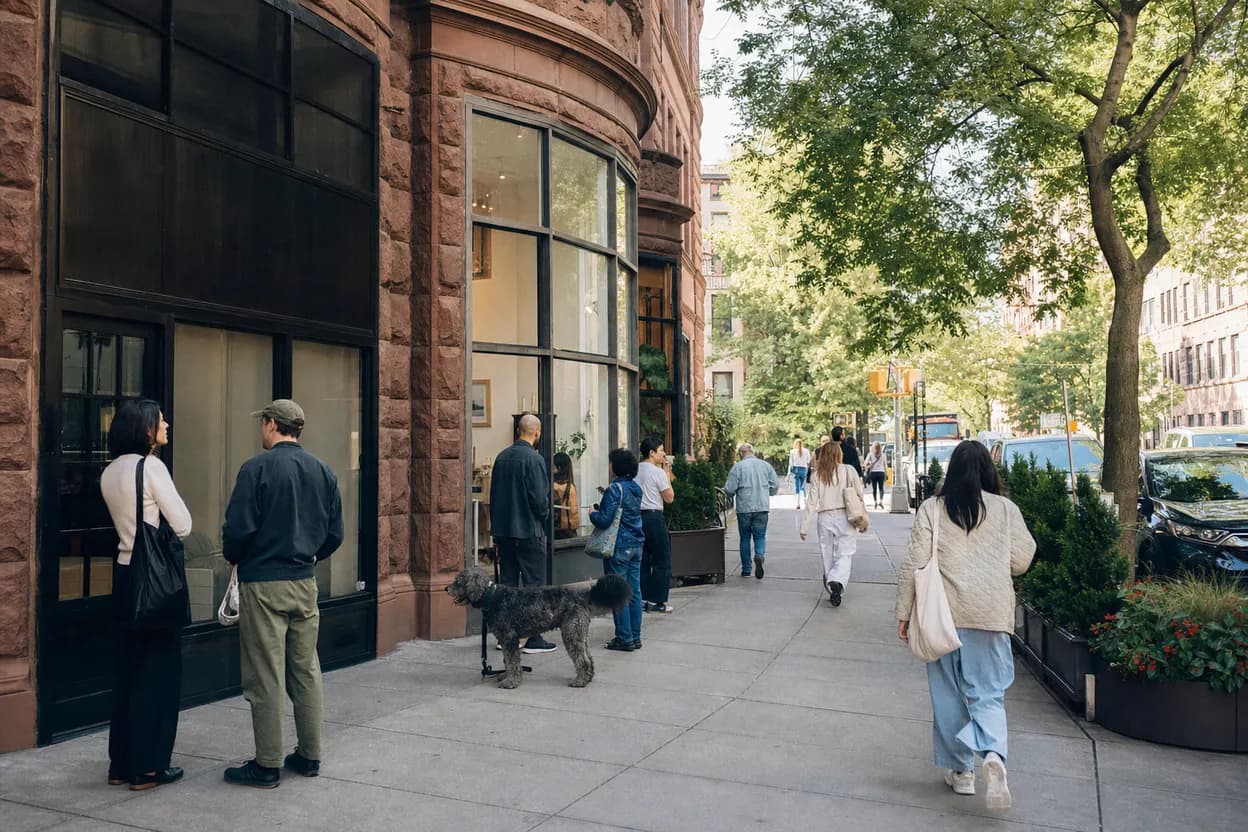 Cover scene for L'Appartement 4F in Brooklyn Heights: A Croissant-and-Coffee Morning for Ferry Commuters
