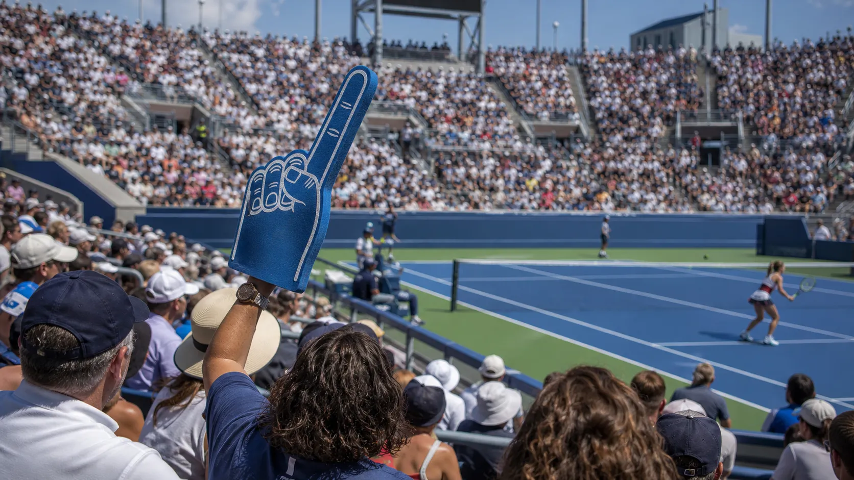 Bright US Open tennis atmosphere illustrating Naomi Osaka’s Hard-Court Game and Her US Open Ceiling.