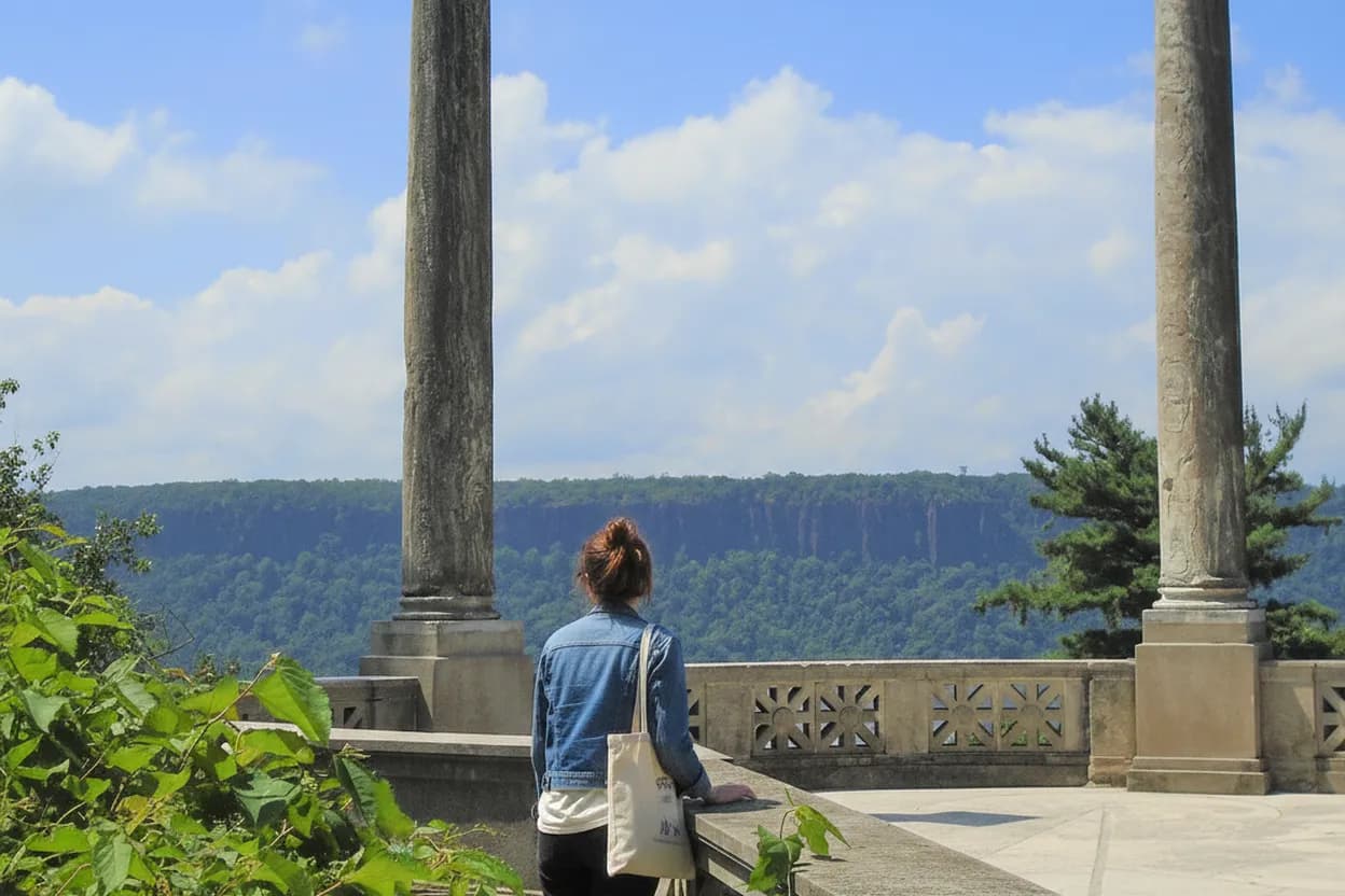 NYC experience scene for New York Small-Town Photo Routes for Golden-Hour Summer Weekends