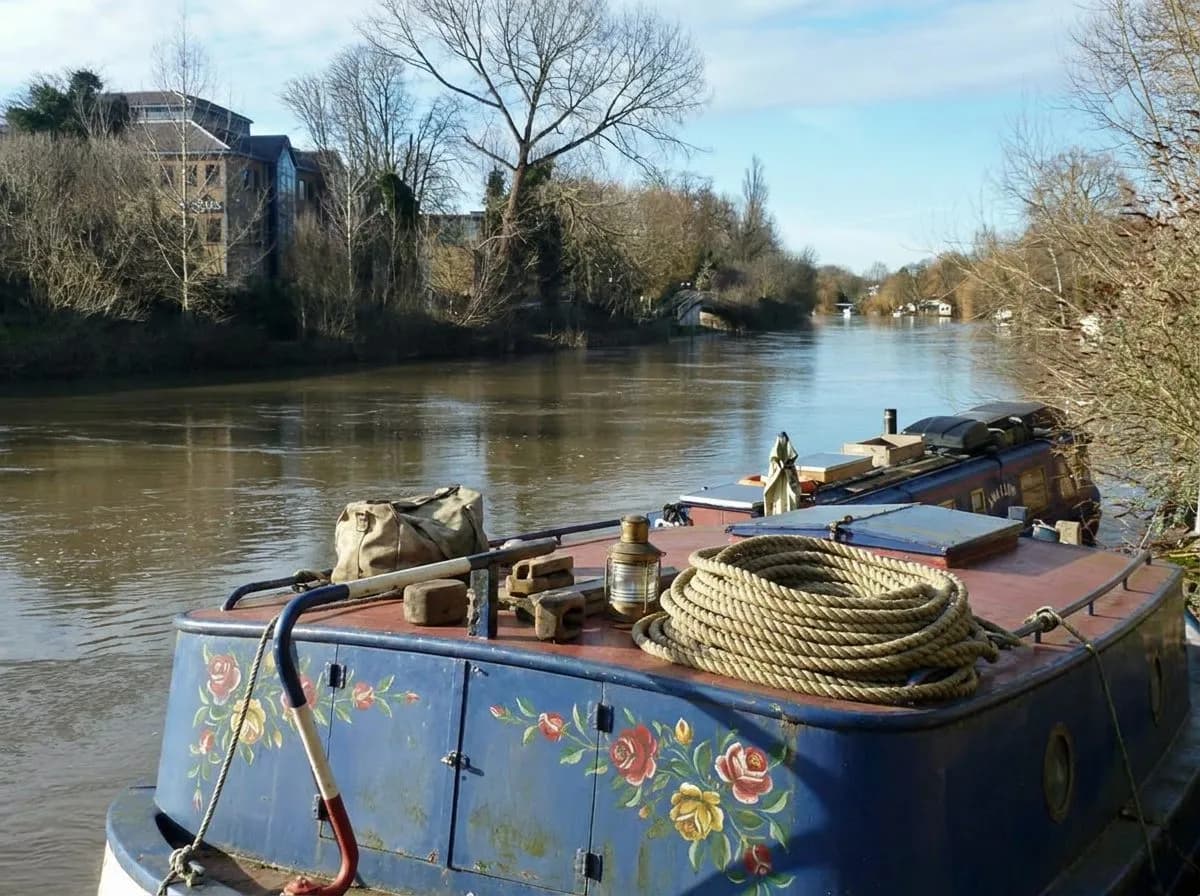 Regent's Canal Towpath Broadway Market to Victoria Park Dawn Walk: A Fresh Field Note