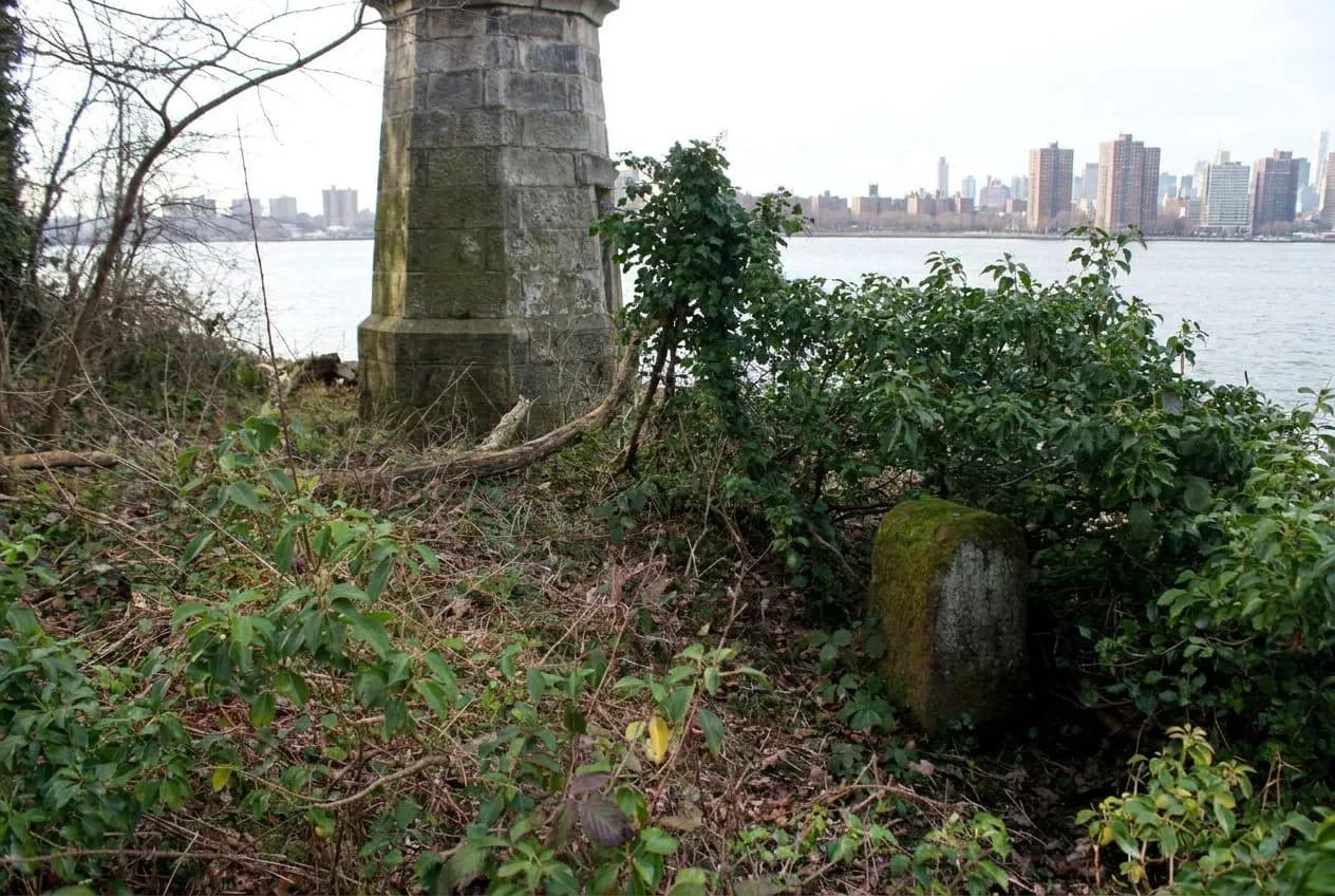 Roosevelt Island Lighthouse Loop and Queensboro Bridge Overlook