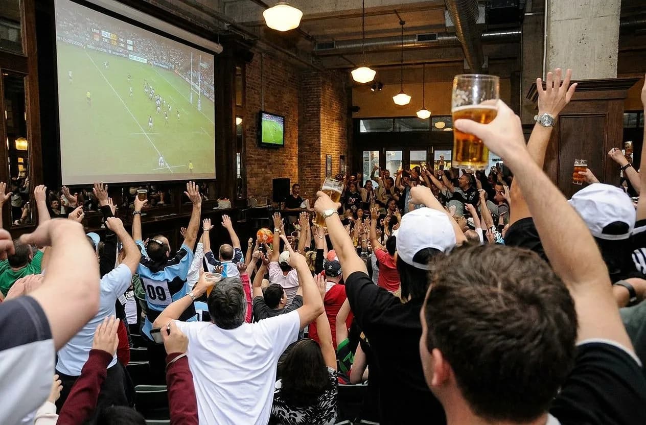 Sports Bars in Hell's Kitchen with Multiple Screens and Wings