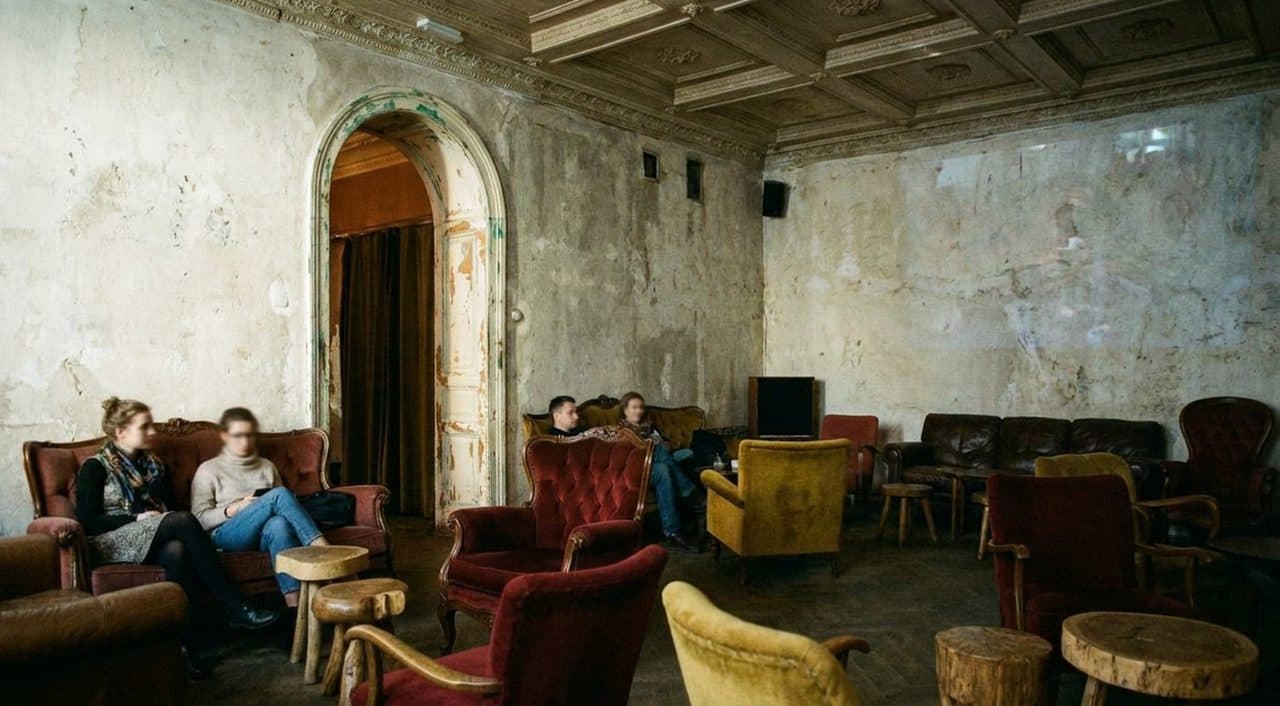 Spurs vs Knicks Where to Watch in Strange Rooms - scene