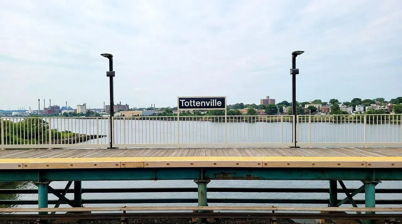 Staten Island Railway Tottenville Terminus and Platform Arthur Kill Overlook: A Fresh Field Note