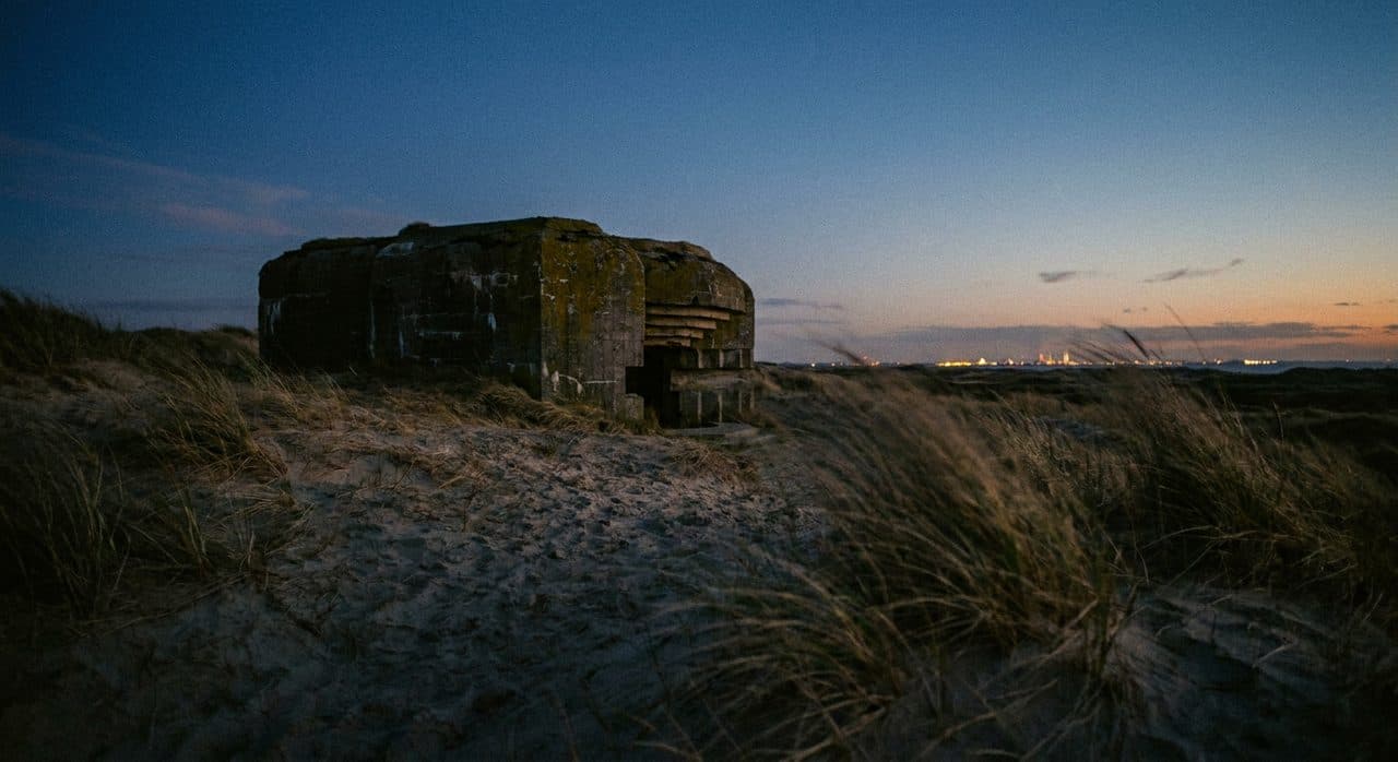 The Beachfront Bunker Where Aurora Chasers Gather When the Sky Cooperates - cover image