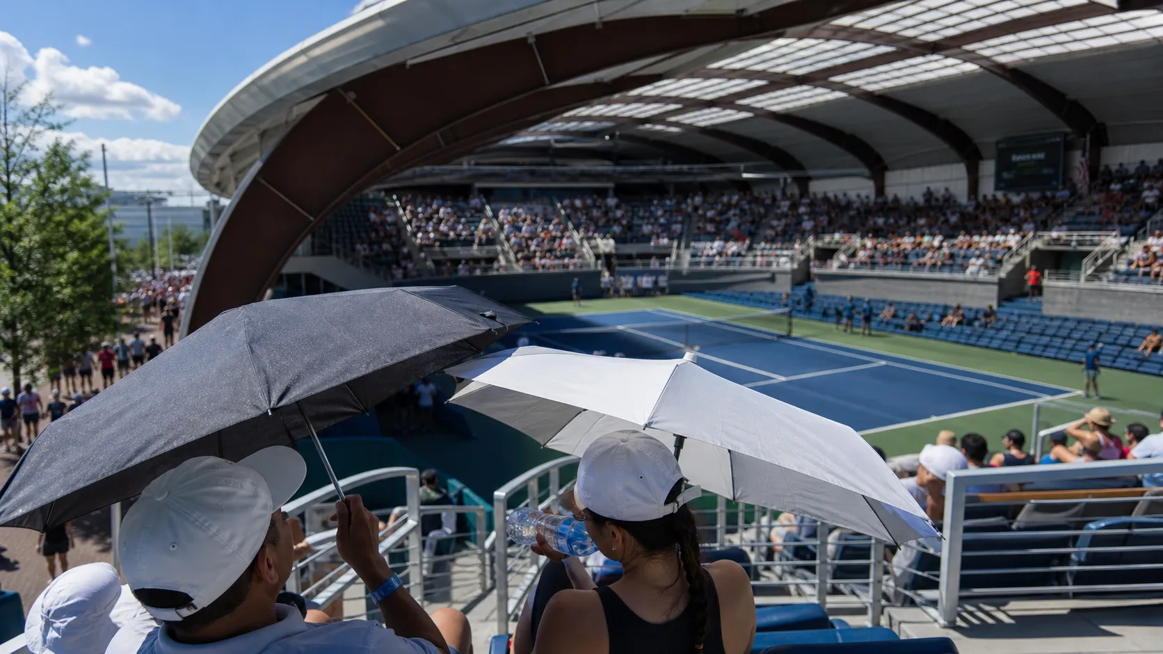Bright US Open tennis atmosphere illustrating US Open Heat Strategy: Hydration, Shade, and Smarter Session Planning.