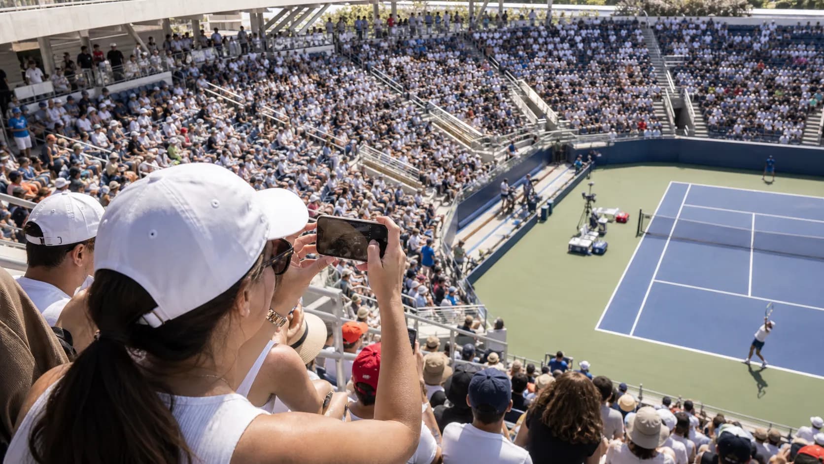 Bright US Open tennis atmosphere illustrating US Open Photography Guide: Camera Rules and Best Viewpoints.