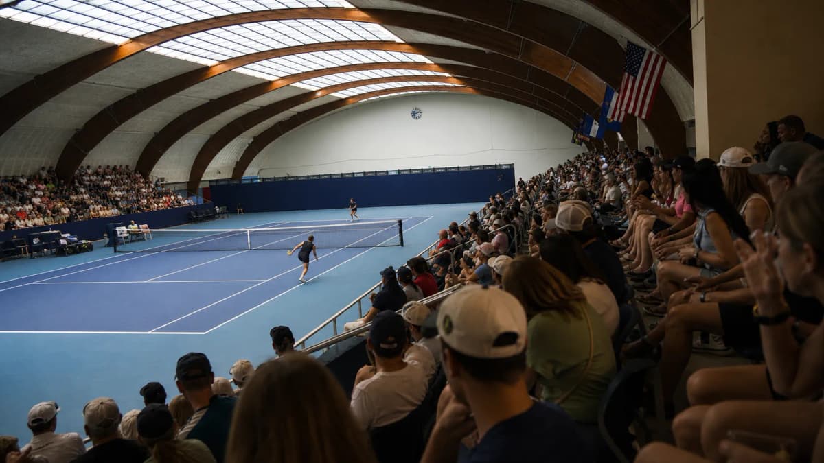 Bright US Open tennis atmosphere illustrating US Open Women’s Contenders Beyond the Obvious Favorites.