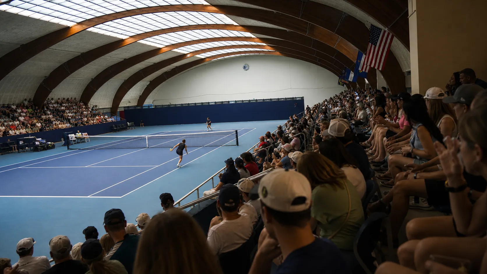 Bright US Open tennis atmosphere illustrating US Open Women’s Contenders Beyond the Obvious Favorites.