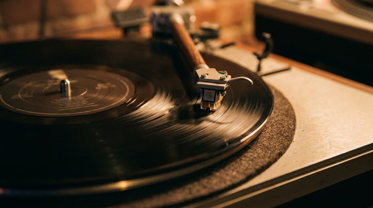 A Vinyl Listening Room Hidden Behind a Carroll Gardens Café - scene