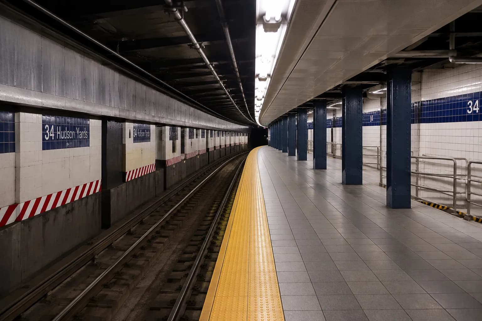 Interior of 34th Street–Hudson Yards subway station platform