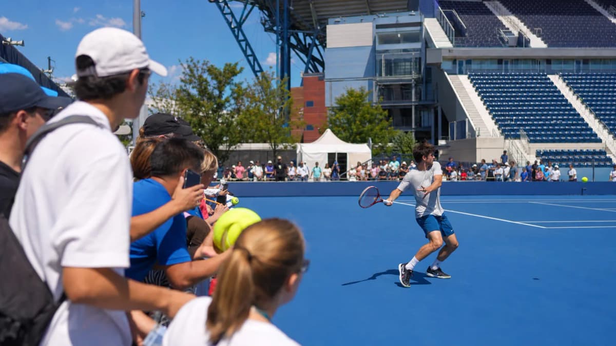 Bright US Open tennis atmosphere illustrating Wimbledon Breakouts Who Could Carry Momentum into the US Open.